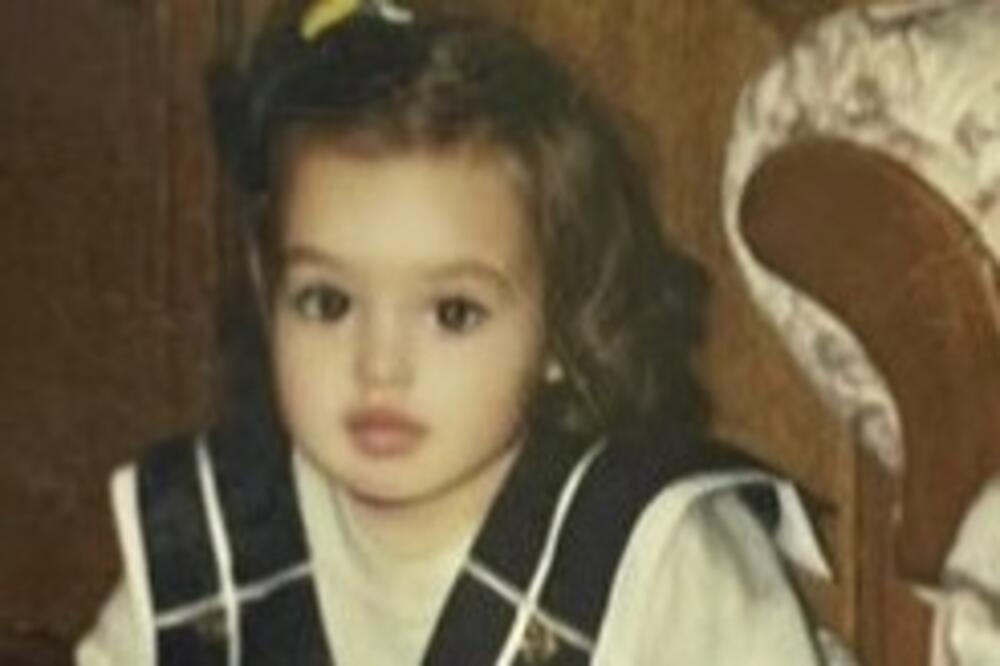 OVA DEVOJČICA JE DANAS SKANDAL MAJSTOR, A NA PLASTIČARA JE POTROŠILA HILJADE EVRA: Da li prepoznajete KO JE?