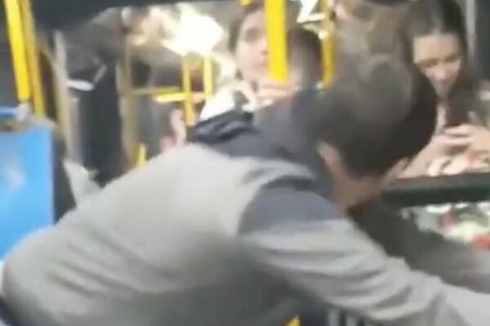 MUŠKARAC NA LINIJI 23 PRILAZIO PUTNICIMA KOJI SU SEDELI, SVE JE ZGRANUO: Žene morale da okreću glavu (VIDEO)