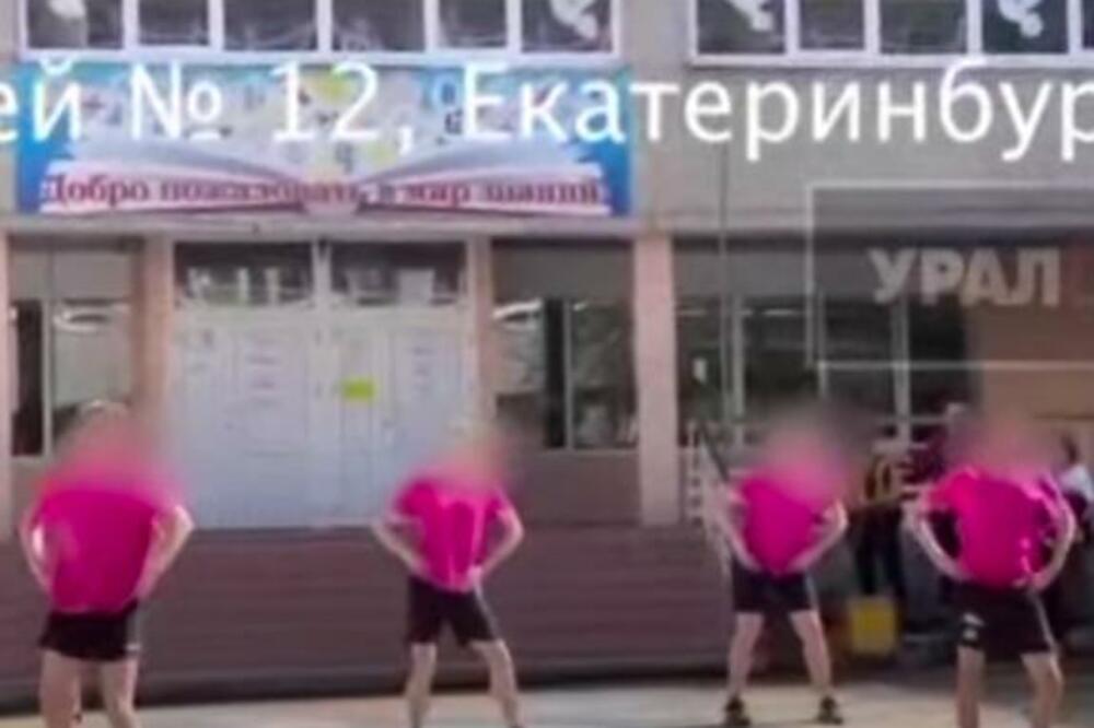 LGBT PLES MATURANATA DIGAO RUSIJU NA NOGE: Momci tverkovali i skidali se tokom nastupa (VIDEO)