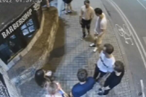 UNIŠTENA FASADA I IZLOG LOKALA U BEOGRADU: Kamera USNIMILA dečka kako ŽVRLJA, bahatosti NEMA KRAJA (VIDEO)