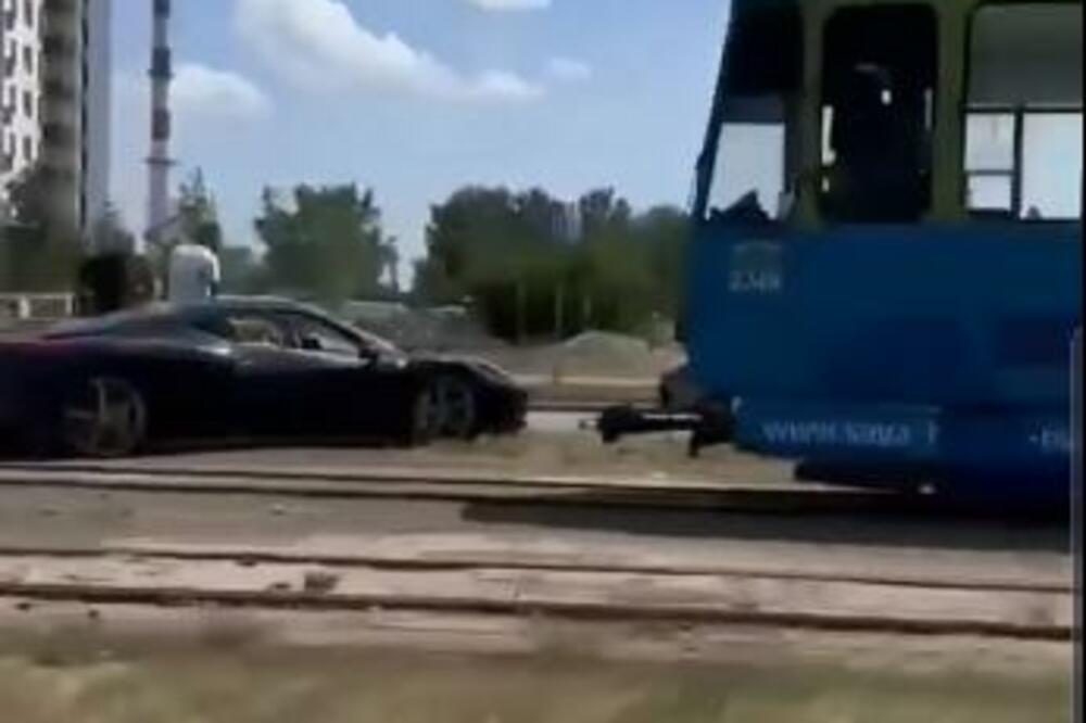 NESREĆA NA NOVOM BEOGRADU: Automobil sleteo na šine (VIDEO)