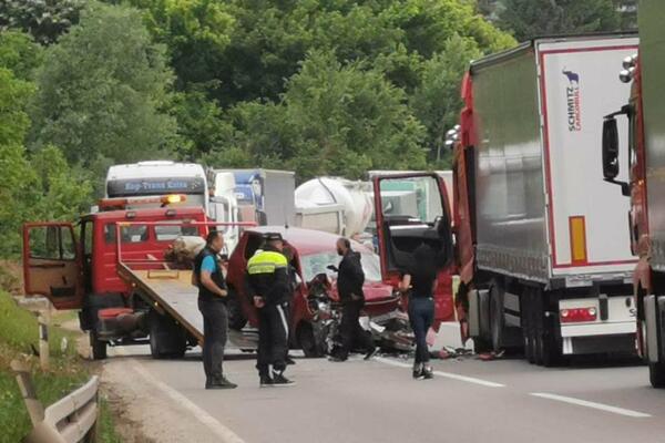 LANČANI SUDAR U TUČKOVU: Šleper se zakucao u AUTOMOBIL, a onda na njih naleteo TERETNJAK (FOTO)