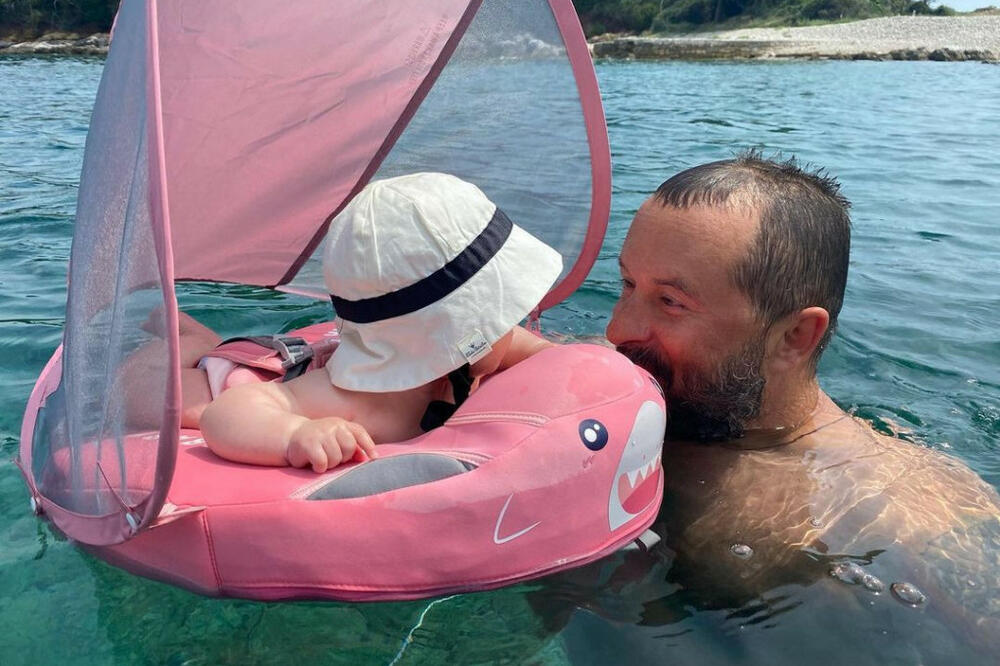 KAKVA SLATKOĆA! IVAN IVANOVIĆ PODELIO FOTKE SA MORA: Ćerkica Lola polako tati preuzima slavu! (FOTO)