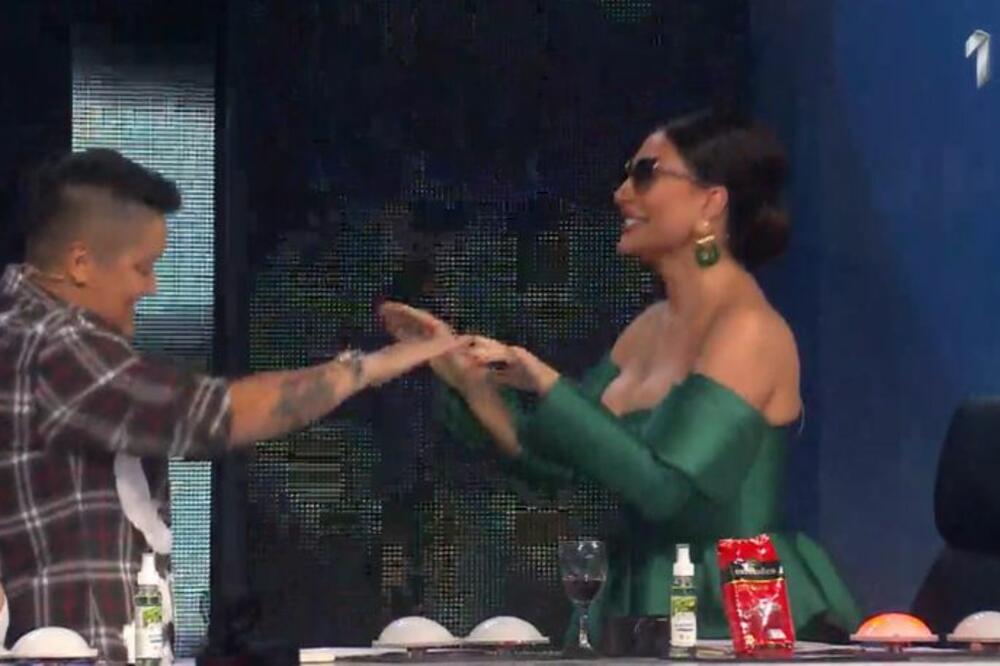 MA LJUDI DA LI JE OVO MOGUĆE!? CECA ZAIGRALA UZ KARLEUŠIN HIT: Fanovi u NEVERICI, hit hitova! (VIDEO)