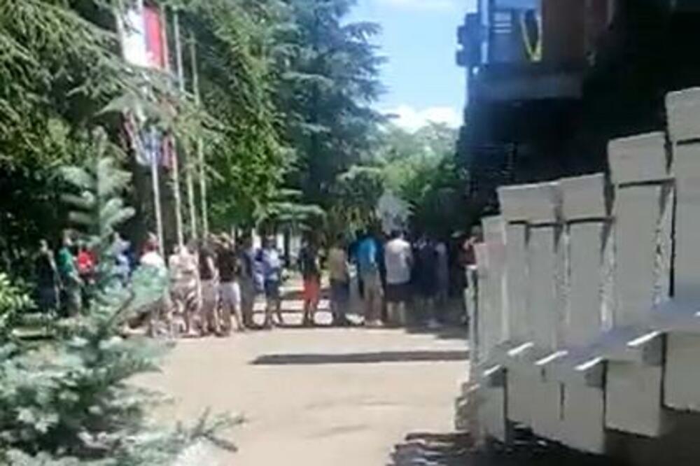 VELIKA GUŽVA ISPRED HALE PIONIR! Navijači strpljivo čekaju u redu, traži se karta više! (VIDEO)