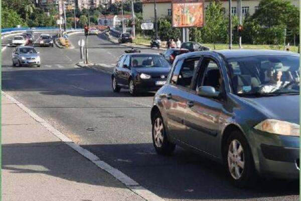 OBOREN MOTOCIKLISTA NA PLAVOM MOSTU: Nova nemila scena na BEOGRADSKIM ULICAMA (FOTO)