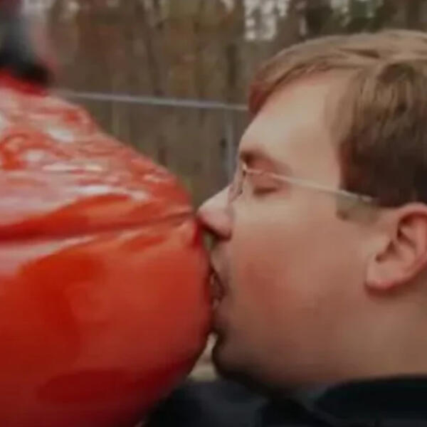 AMERIKANAC SE SNIMAO TOKOM SE*SA, ISPLIVALE BIZARNE RADNJE: "Volim da trljam" (VIDEO)