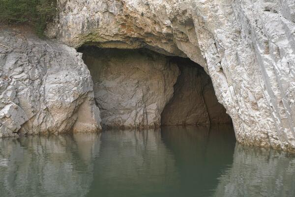 IZUZETNO RETKI GOLUBOVI KRIJU SE U OVOJ PEĆINI: Veličanstveni kanjon reke Uvac i NEVEROVATNI PRIZORI SRBIJE (FOTO)