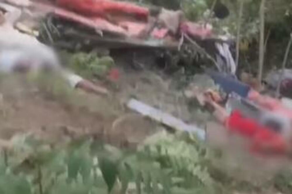 AUTOBUS PUN VERNIKA SLETEO NIZ KLISURU! U JEZIVOJ nesreći stradali skoro SVI putnici! (VIDEO)