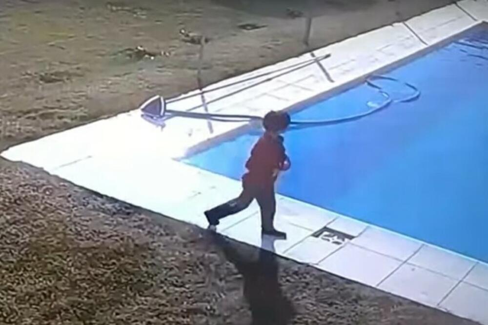 OSTAO JE DA PLUTA NEPOMIČNO: Dečak (5) dotrčao do bazena pa uskočio, prizor je bio JEZIV! (VIDEO)