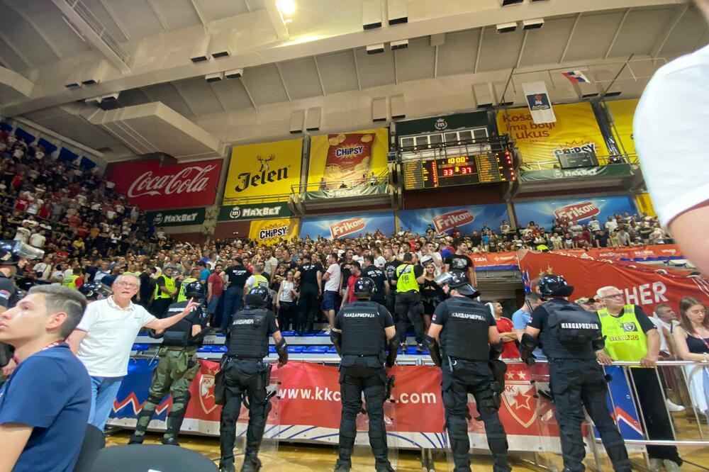 NOVI INCIDENTI U HALI: Navijači gađali sudije dok su BEŽALE sa terena, evo konačne odluke delegata! (VIDEO)