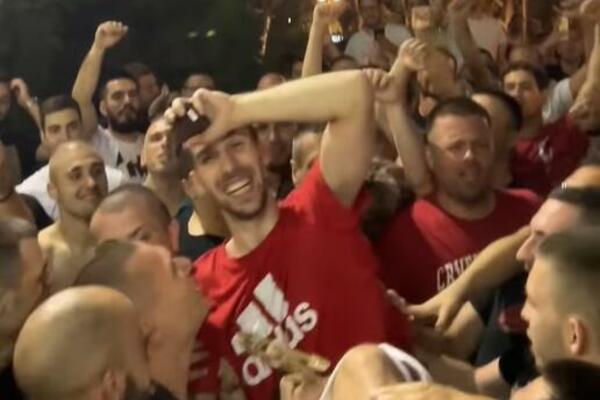 "IZVIDNICA OGNJENA DOBRIĆA!" - Na rukama saigrača KAO NA ROK KONCERTU, ni Jokić nije ovako slavio MVP titulu! VIDEO