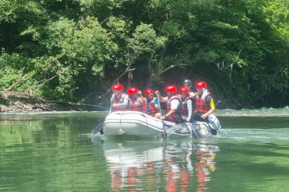 SRPSKA LEPOTA ARAPE OSTAVILA BEZ TEKSTA: Neverovatna žurka na vodi potrajala ČAK 3 DANA! (FOTO)