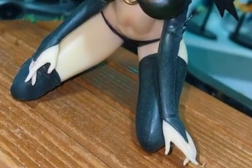 BIZARNA SE*SI LUTKA OSVANULA U IZLOGU PRODAVNICE: Čemu OVO služi?! (VIDEO)