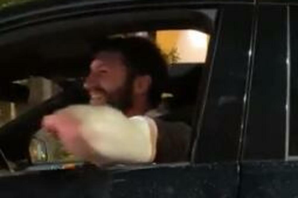 PEFI MARKOVIĆ NASTAVIO ZVEZDINU ŽURKU U KOLIMA: Odvrnuo muziku "do daske", navijači ga snimili! (VIDEO)