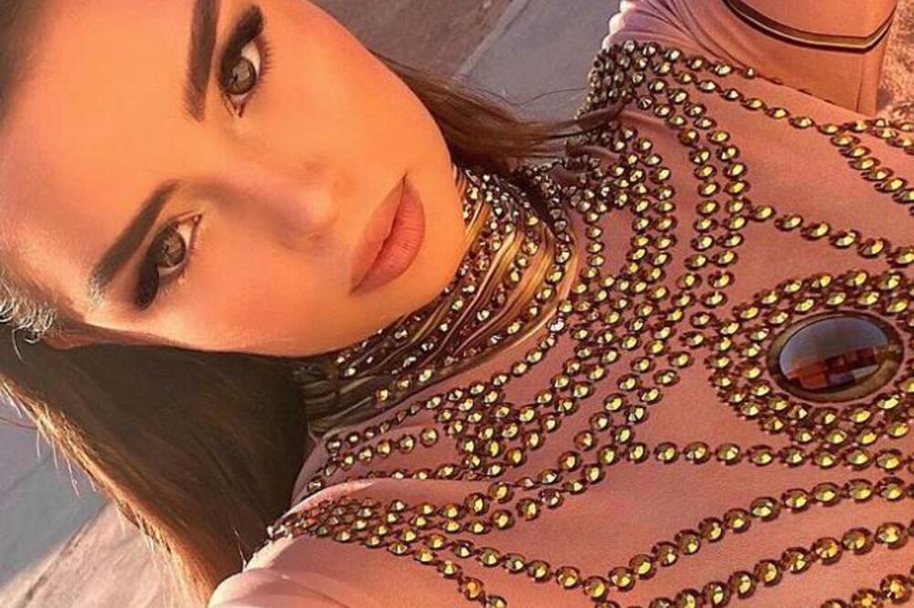 SA SAMO 18 GODINA JE URADILA OVO, PA SAD TIM PECA MUŠKARCE: 20 miliona ljudi se svako JUTRO "sladi" (FOTO)