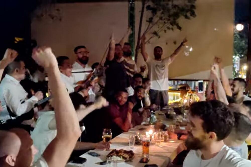 KOŠARKAŠI CRVENE ZVEZDE SLAVILI DO DUBOKO U NOĆ: Ove pesma se posebno orila Skadarlijom! (VIDEO)