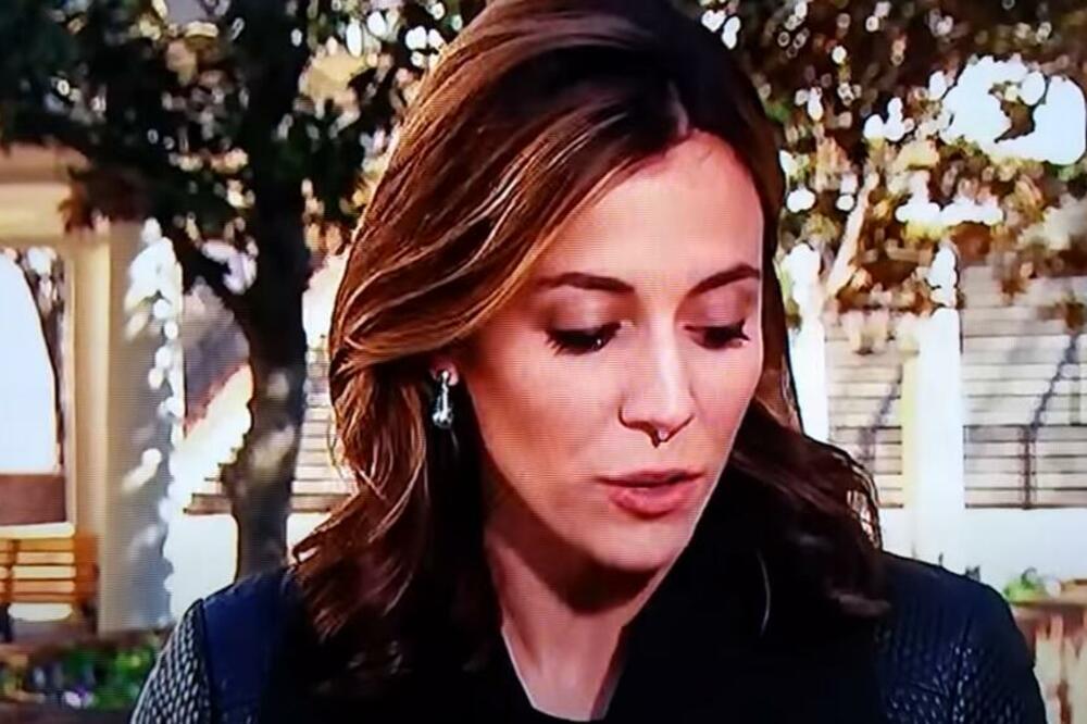 POZNATOJ VODITLEJKI SE DESILO U PROGRAMU UŽIVO: Da li je moguće da joj je ISPALA ova GOLEMA STVAR?! (VIDEO)