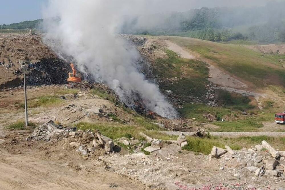 GUSTI DIM OTEŽAVA GAŠENJE POŽARA U RAMIĆIMA: Na terenu su dva vozila (FOTO)