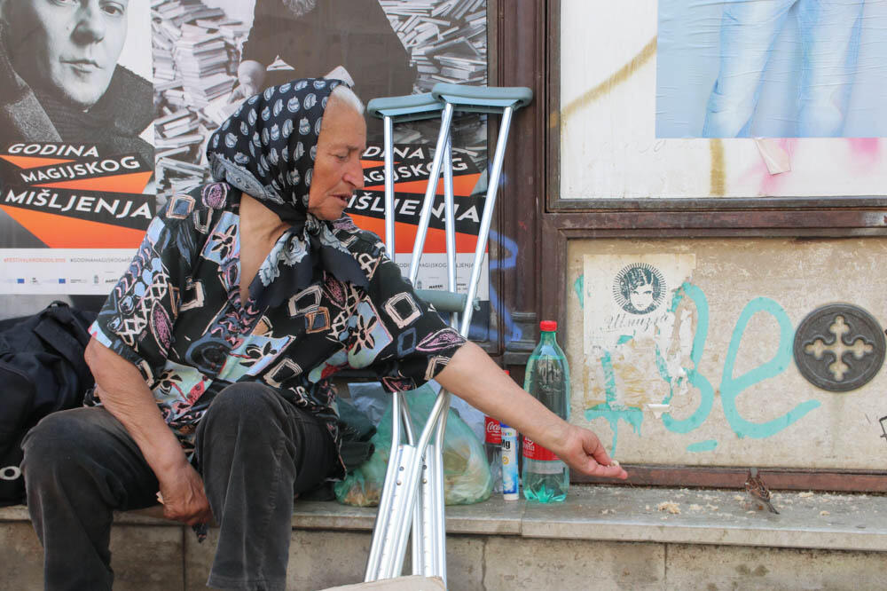 ČUVAJTE SE BABE KOJA PROSI NA CRVENOM KRSTU: Traži 500 dinara, ako je odbijete može da uradi OVO (FOTO)