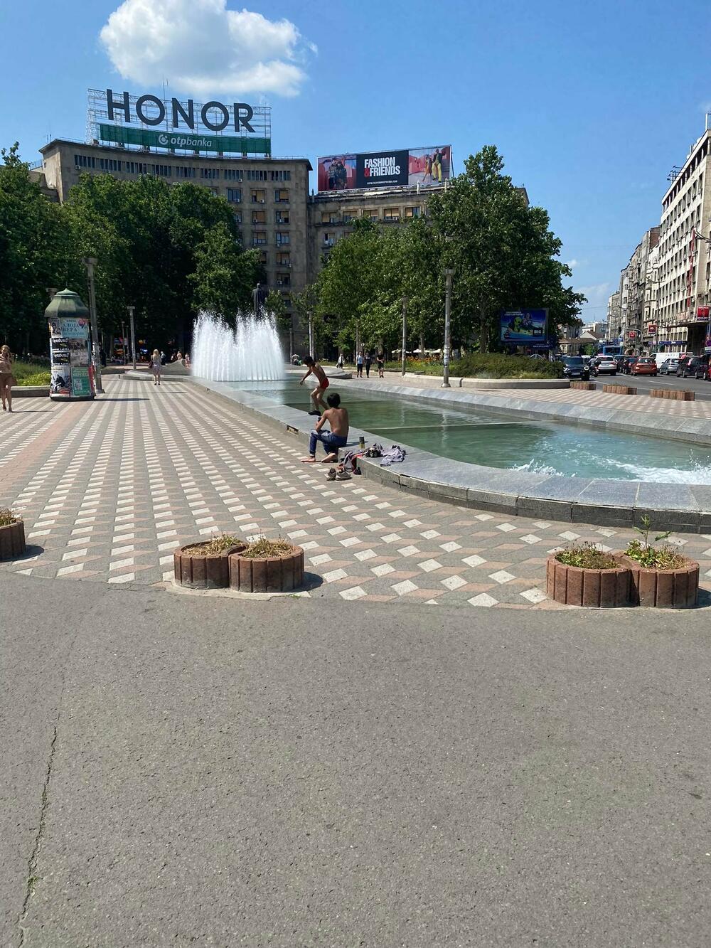 Kupanje na trgu Nikole Pašića