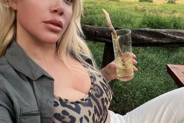 ISPLIVALA VRELA FOTKA VANDA NARE U ČIPKASTOM CRVENOM DONJEM VEŠU: Grudi su na IZVOLTE, grmi NA SVE STRANE (FOTO)