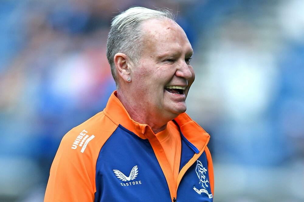 MOG PRVOG DANA U KLUBU, GASKOJN SE PO*RAO U MOJE ČARAPE! Bio sam pod tušem, vratio se i osetio ODVRATAN SMRAD...