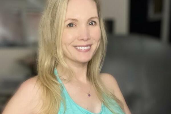 U ISTO VREME JE PO*NO ZVEZDA I ČLANICA CRKVE: Svi je žele zbog OVOGA, odjeknule SLIKE (FOTO)