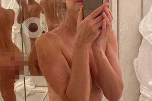 SKINULA SE POTPUNO GOLA! Slikala je u OGLEDALU, pravo je čudo što već nije na 18+ SAJTU (FOTO)