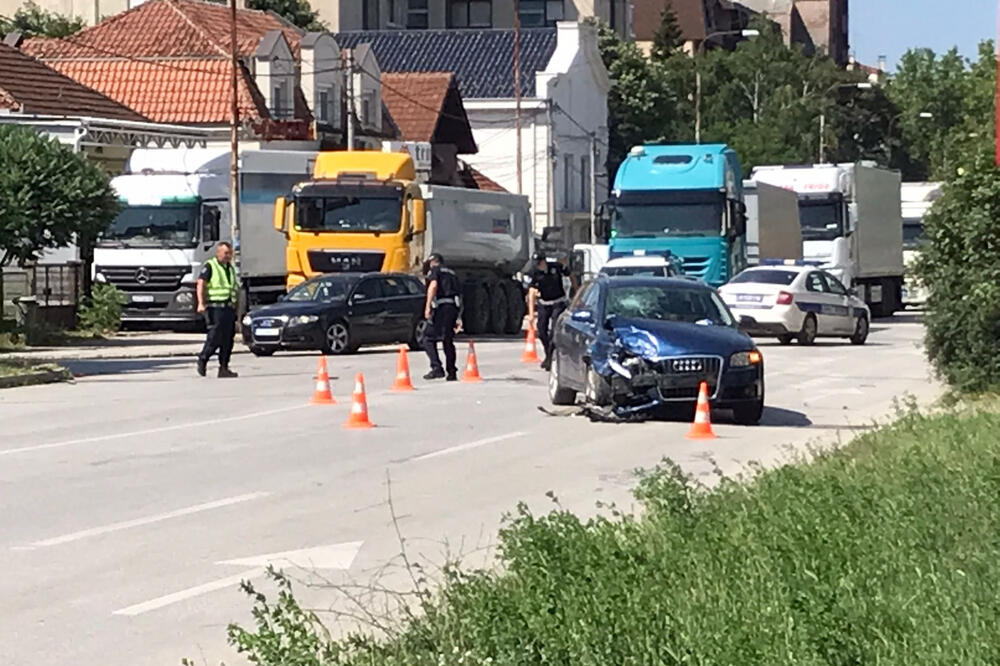 TEŠKA SAOBRAĆAJNA NESREĆA U ČAČKU: BMW od siline udara završio van kolovoza, drugom vozaču BOCA PRSNULA U OČI!