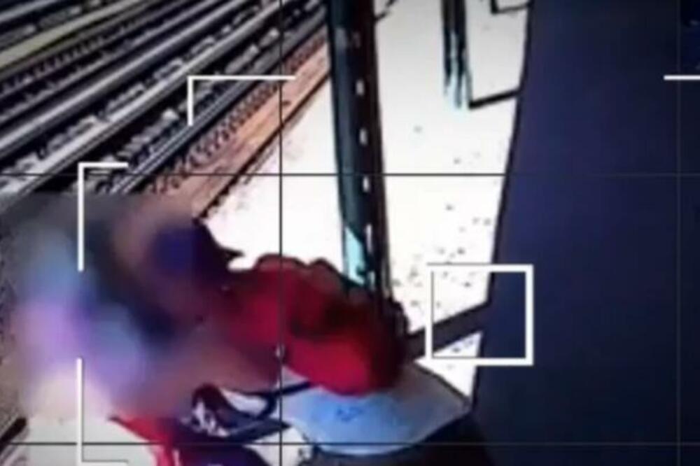 OBJAVLJEN SNIMAK ZASTRAŠUJUĆEG NAPADA: Muškarac se ZALETEO i iz čista mira bacio ženu na ŠINE! (VIDEO)