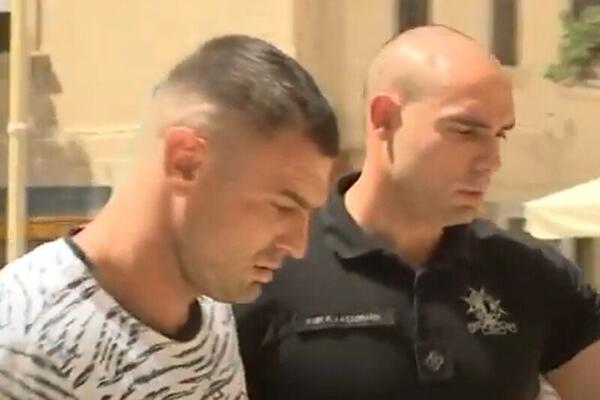 ISPLIVAO NOVI SNIMAK HAPŠENJA SRBINA NA MALTI: Borili su se sa njim dok je bio u KUPAĆIM GAĆAMA! (VIDEO)