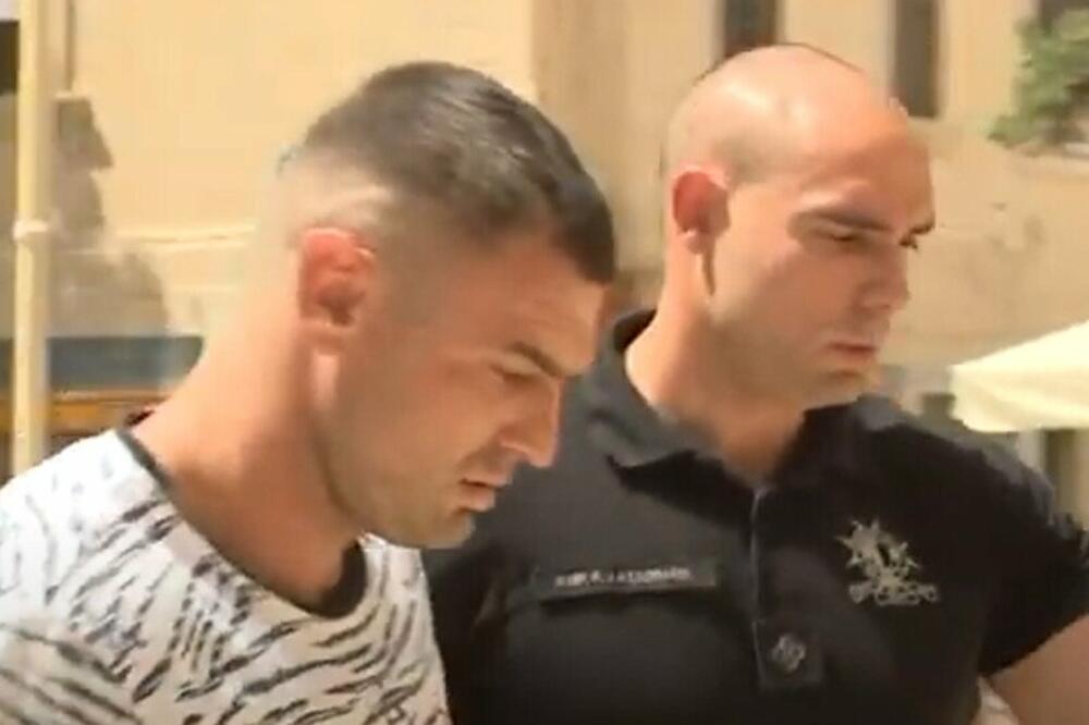 ISPLIVAO NOVI SNIMAK HAPŠENJA SRBINA NA MALTI: Borili su se sa njim dok je bio u KUPAĆIM GAĆAMA! (VIDEO)