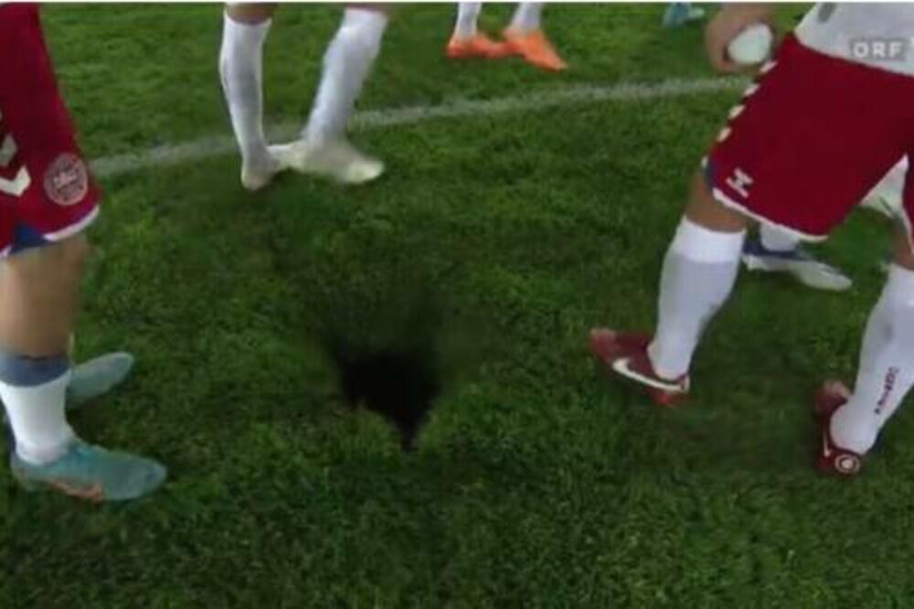 JEZIVA SCENA U BEČU: Na sred terena se pojavila MISTERIOZNA RUPA, igrači su šokirani, šta se ovo desilo! (FOTO)