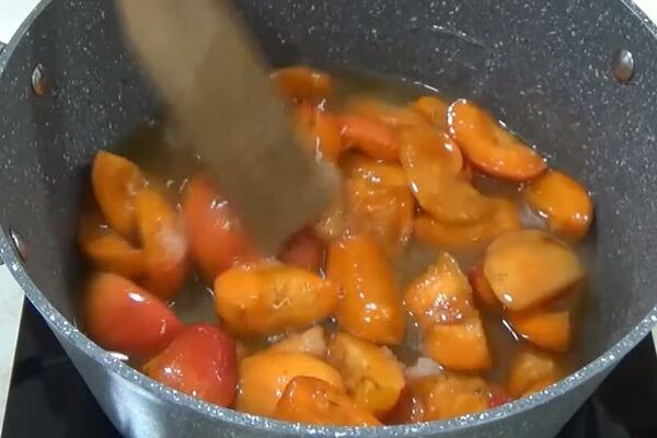 DŽEM OD KAJSIJA NEMA ŠANSE DA VAM POTAMNI UZ OVAJ TRIK: Napravićete najbolji do sada, samo pratite RECEPT