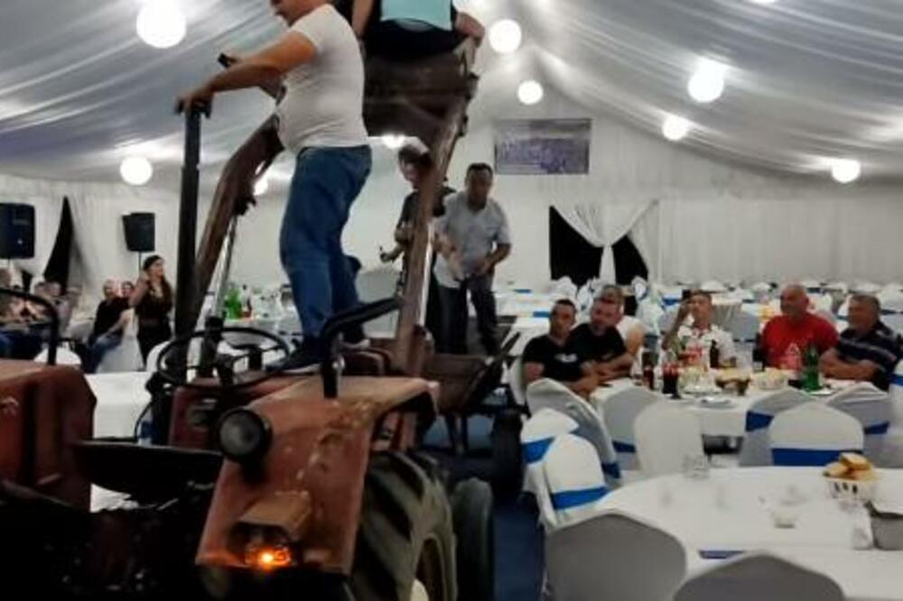 OVAKO SE U ŠUMADIJI SLAVI PUNOLETSTVO: Pevačica na zaprežnim kolima, traktor pod šator - HIT! (VIDEO)