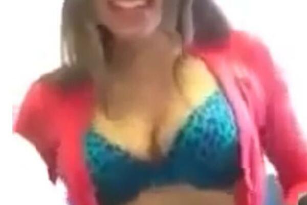 SNIMAK HRVATICE KAKO SE IGRA SA CICAMA ODGLEDAO SVAKO ŽIV: Radila im PRLJAVE stvari, i to pred SVIMA (FOTO)