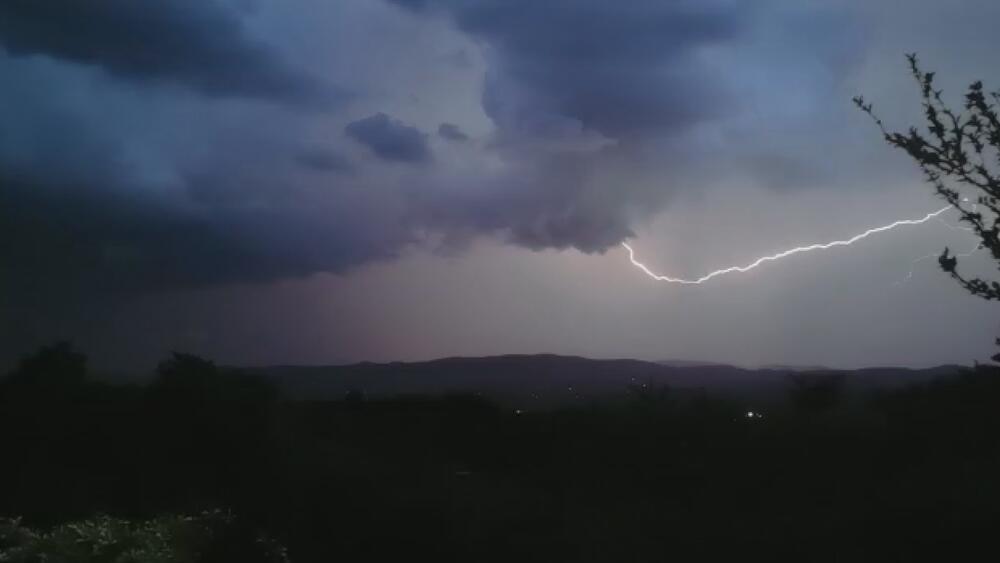 KIŠA NE PRESTAJE DA LIJE U OVOM DELU SRBIJE! Gromovi PUCAJU NA SVE STRANE, pašće i do 30 LITARA - OVDE STIŽE I GRAD