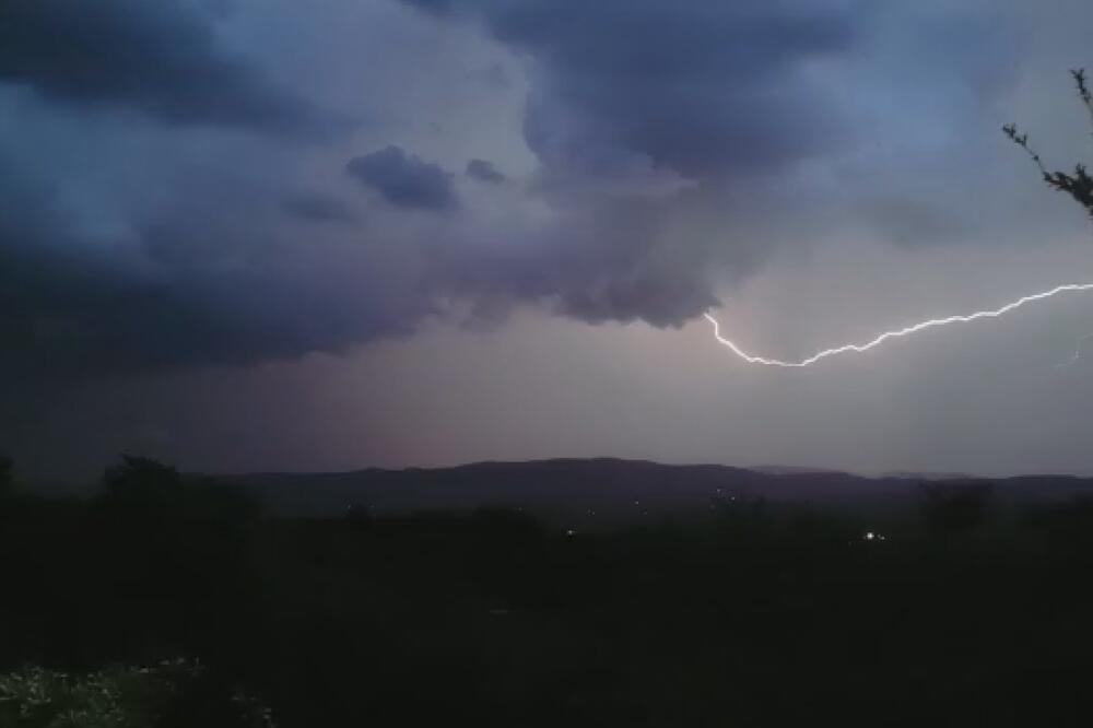 NAJNOVIJE UPOZORENJE RHMZ: U narednih sat vremena NEVREME će pogoditi ove delove SRBIJE!