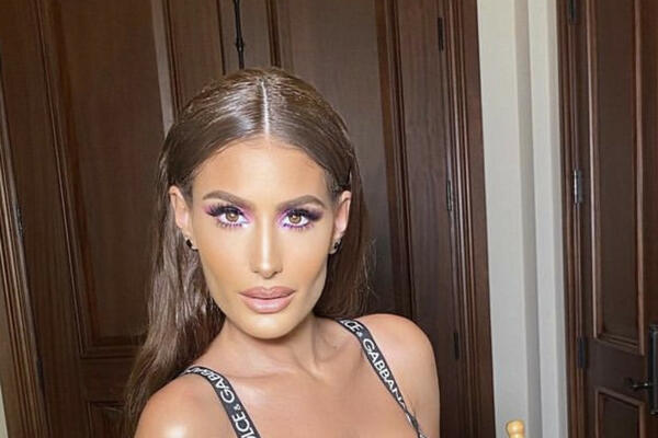 DIDI JANKOVIĆ PROŠETALA BEZOBRAZNO IZDANJE DEDINJEM! Više otkrila nego pokrila