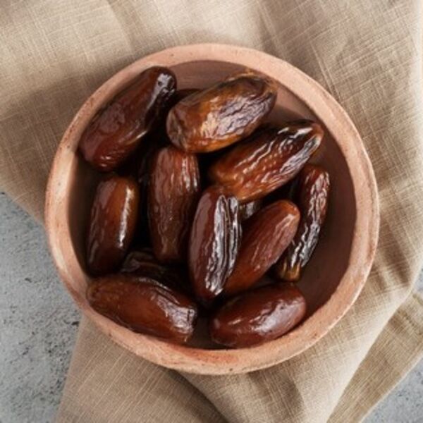 Šok! Jela je 3 urme dnevno, evo šta joj se desilo u organizmu