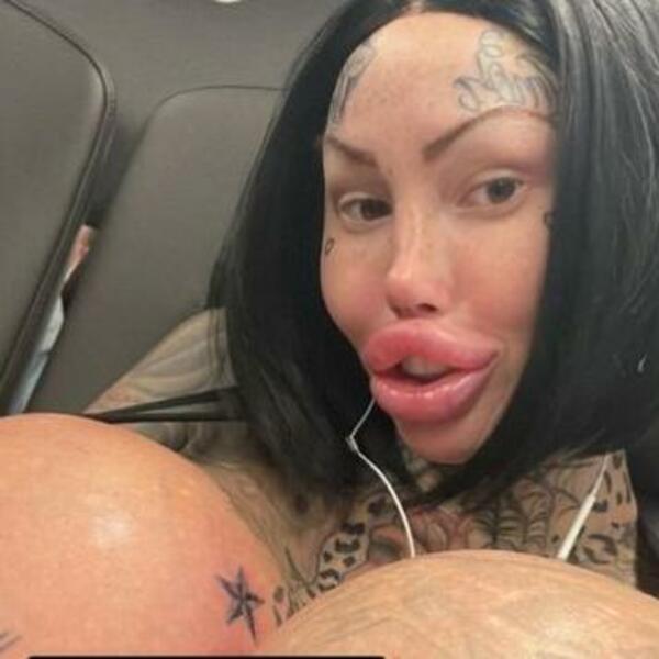 ZVEZDI ONLY FANS-A URADILI GROZNU STVAR U AVIONU: Izazivala ih je GOLIM GRUDIMA I ZADNJICOM (VIDEO)