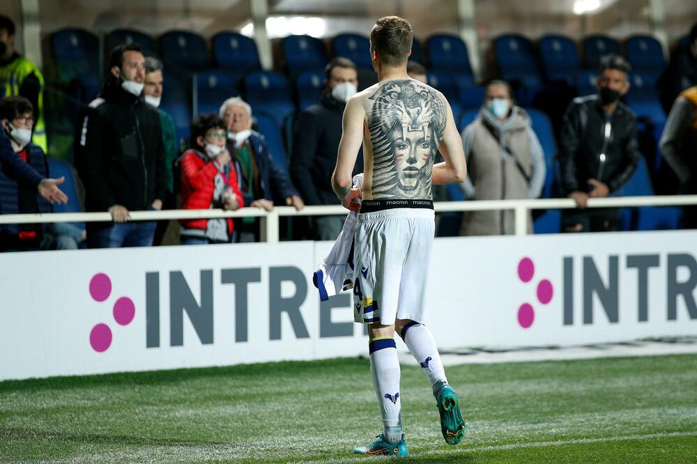 KOPIRA IBRAHIMOVIĆA! Zastrašujuća tetovaža preko celih leđa srpskog reprezentativca! (FOTO)