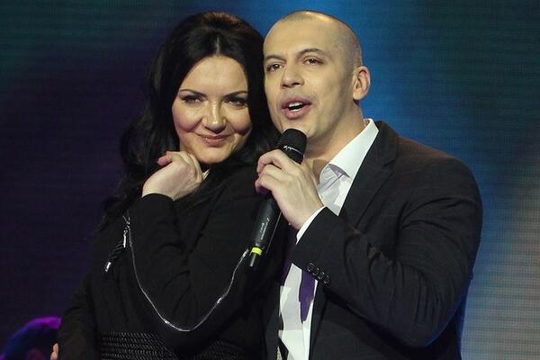 SVI FRAPIRANI IZGLEDOM TOPALKOVE SUPRUGE! Operacijama PROMENILA LIČNI OPIS, potpuno NEPREPOZNATLJIVA: Šta je ovo?!