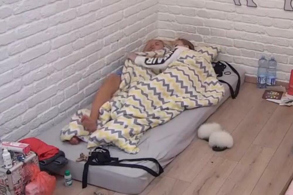 PRODUKCIJA NIJE PRIKAZALA OVU ŽENSKU AKCIJU! Legla pored nje i krenula da joj ZAVLAČI RUKU, a onda joj uradila OVO!