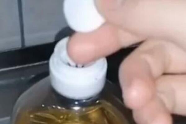 DO SADA NISMO ZNALI ČEMU SLUŽI ČEP OD ULJA: Kad vidite ODMAH ĆETE TAKO URADITI, što nam niko pre nije rekao (VIDEO)