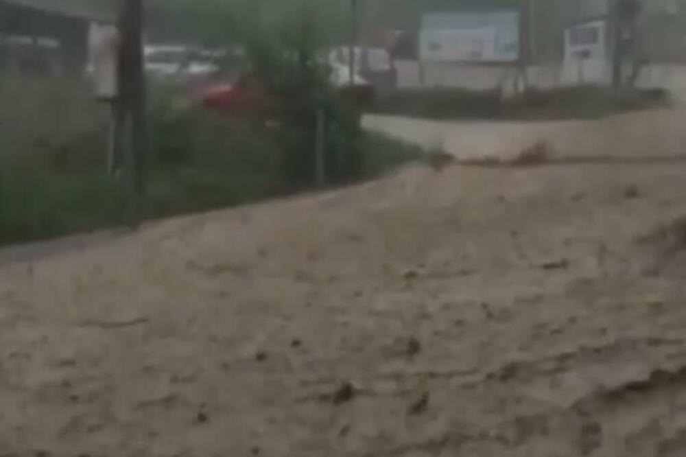 OLUJNO NEVREME POGODILO ALBANIJU: Grom udario u kuću, jedna osoba poginula u požaru