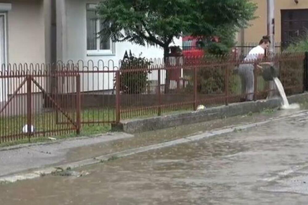 STRAŠNO NEVREME POGODILO IVANJICU: Puna dvorišta vode, ljudi KOFAMA IZBACUJU! (FOTO)