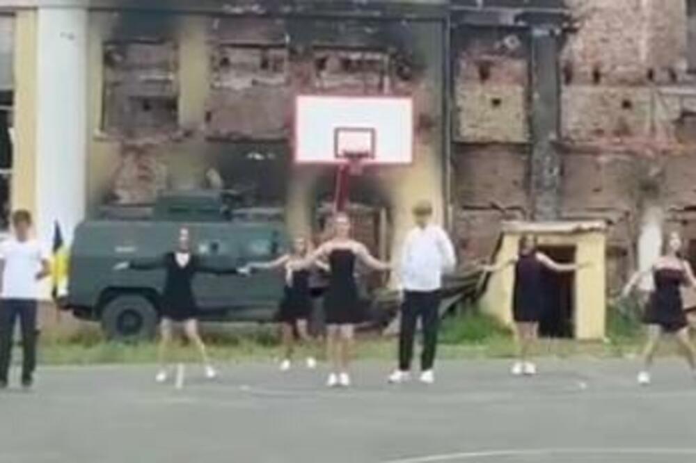MATURANTKINJE POZIRALE U RAZORENOJ ŠKOLI: Ukrajinski učenici zaigrali tradicionalni valcer u RUŠEVINAMA! (VIDEO)