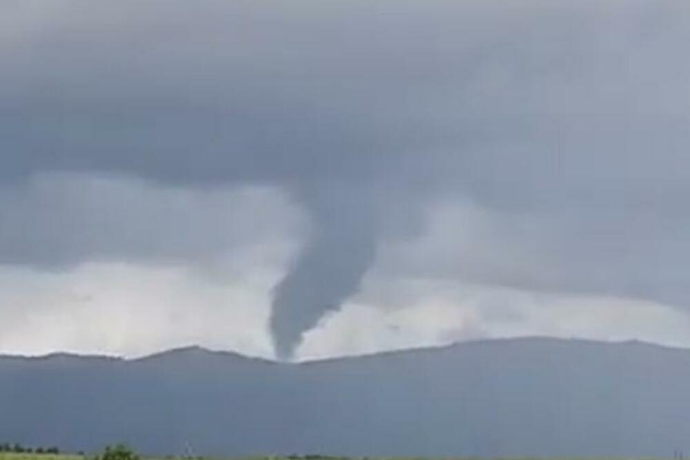 OGROMNA PIJAVICA SE NADVILA NAD DALMACIJOM: Lovac na oluje snimio sve! (VIDEO)